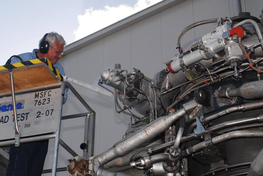 Prepping F-1 Engines (October/November 2007) at Marshall Space Flight Center Engine Displays