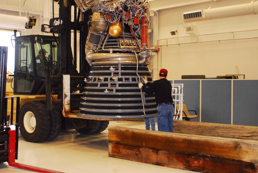 Repositioning the J-2 rocket engine during Building 4200 J-2 Engine Prep (Nov 2007-Jan 2008) at Marshall Space Flight Center Engine Displays