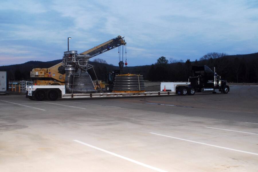 Unloading the F-1 rocket engine during F-5036 Fit Test (March 6, 2008) at Marshall Space Flight Center Engine Displays