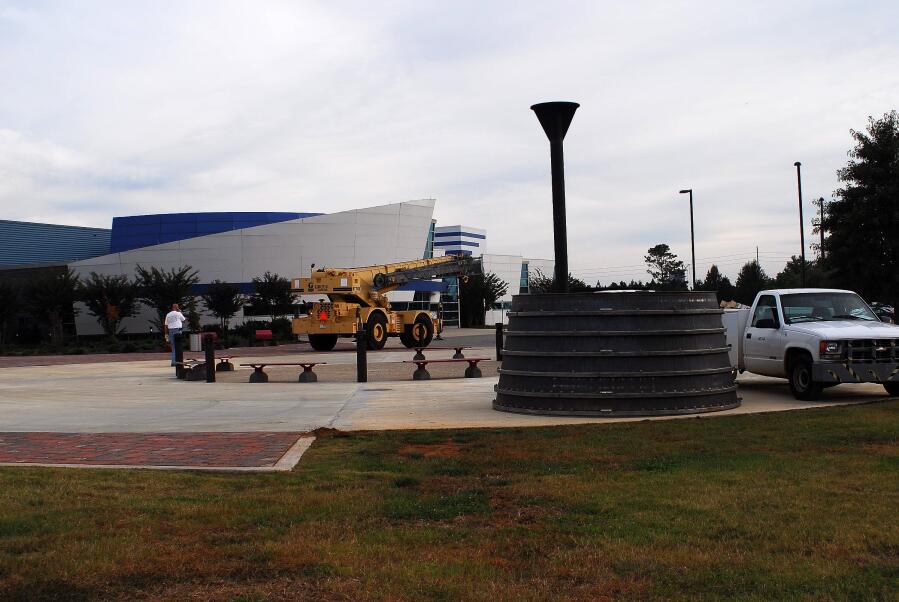 Positioning the crane during F-4023 Installation at Building 4205 (October 21, 2009) at Marshall Space Flight Center Engine Displays