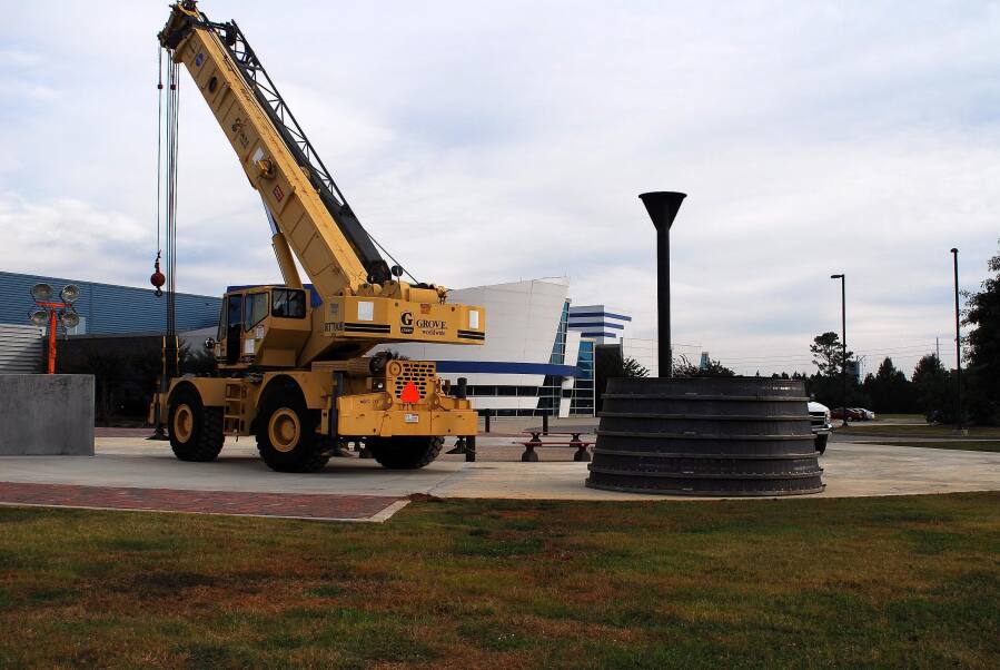 Positioning the crane during F-4023 Installation at Building 4205 (October 21, 2009) at Marshall Space Flight Center Engine Displays