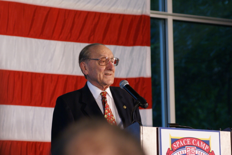 George Mueller speaking at the Fourth Annual Saturn/Apollo Reunion (2007) at the U.S. Space and Rocket Center.