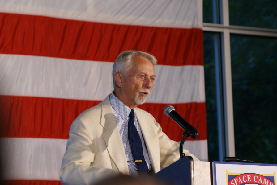 Owen Garriott speaking at the Fourth Annual Saturn/Apollo Reunion (2007) at the U.S. Space and Rocket Center.