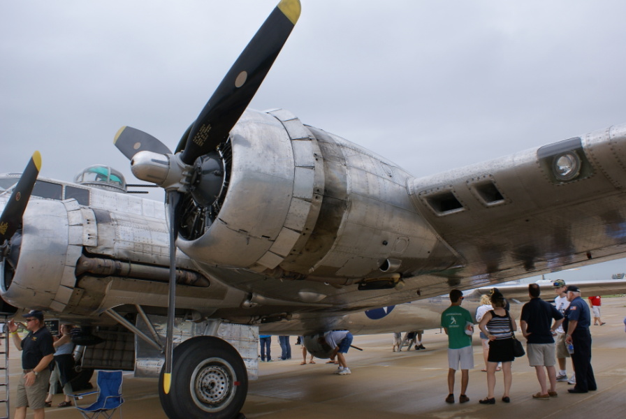 B-17 Sentimental Journey outboard engine