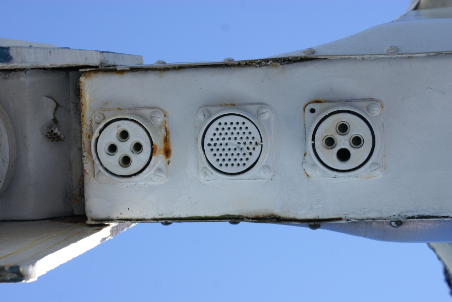 Electrical connectors on the aft face of a fin